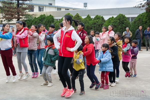 附图3：海南航空乘务员志愿者与中国云南地区资助儿童一起做课间操.jpg