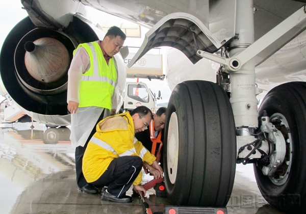 台风过境 大连航空众志成城全力保障航班运行_副本.jpg