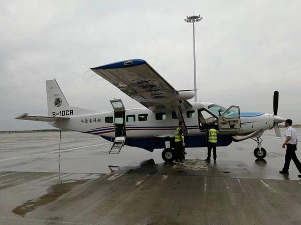 银川月牙湖-固原六盘山低空旅游航线通航(图