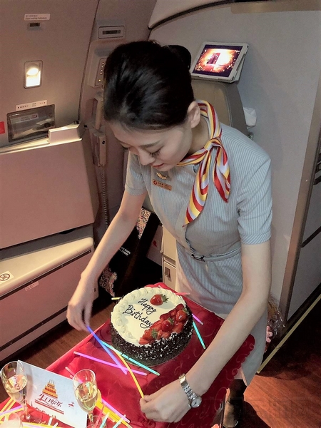 图一 乘务员精心准备生日蛋糕.jpg 图一 乘务员精心准备生日蛋糕.jpg