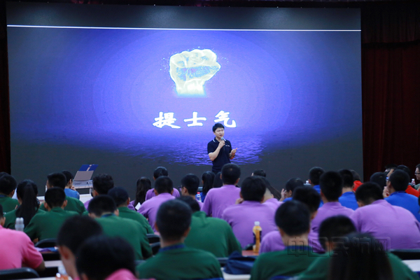 Ameco团委书记李政佶为全体新员工做动员讲话.jpg Ameco团委书记李政佶为全体新员工做动员讲话.jpg