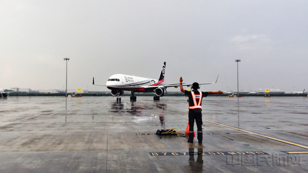 图1-顺丰航空第47架全货机飞抵深圳宝安国际机场.jpg 图1-顺丰航空第47架全货机飞抵深圳宝安国际机场.jpg