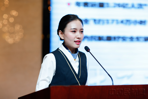 赵磊在夏航季推介会上为大客户做推介.jpg 赵磊在夏航季推介会上为大客户做推介.jpg