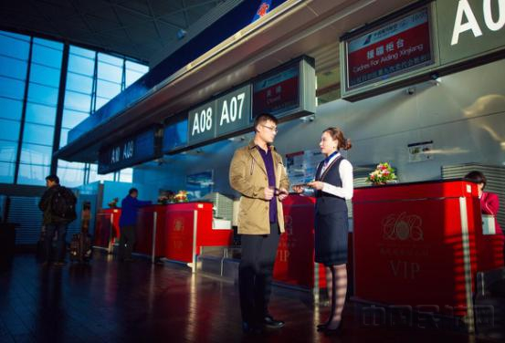 赵磊为旅客做好每一次客户服务.jpg 赵磊为旅客做好每一次客户服务.jpg