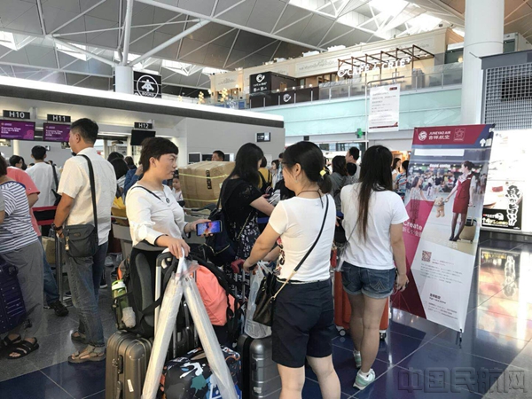 吉祥航空旅客在名古屋机场有序排队等待办理登机手续_副本.jpg
