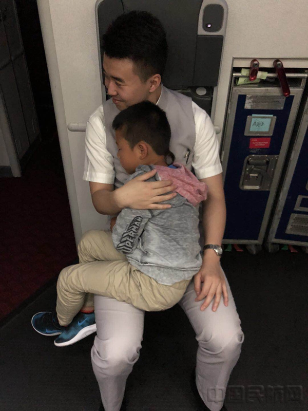 附图1:海南航空乘务员陪伴国际航班上的无陪儿童_副本.jpg