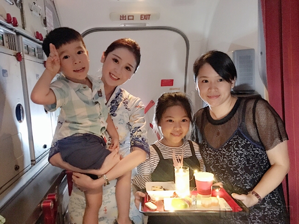 附图3:收到甜品的小朋友及家人海南航空乘务员合影留念_副本.jpg
