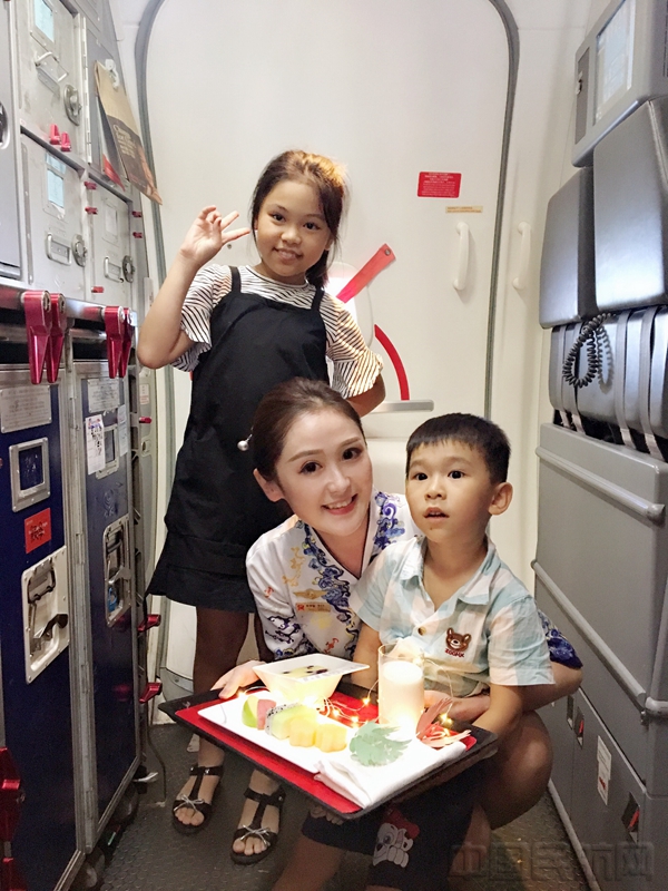 附图2:海南航空乘务员为小朋友们送上温馨点缀的各式甜品 暖心服务 传递幸福_副本.jpg