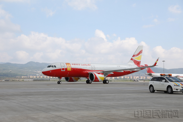 图2:A320NEO抵达昆明长水机场.jpg 图2:A320NEO抵达昆明长水机场.jpg