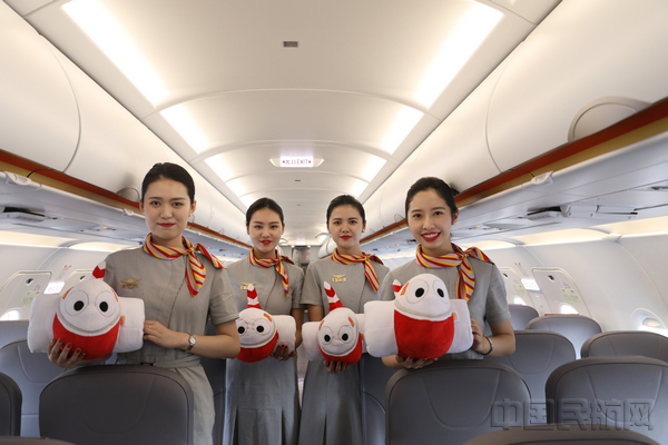 图5:祥鹏航空乘务员在A320NEO内合影.jpg 图5:祥鹏航空乘务员在A320NEO内合影.jpg