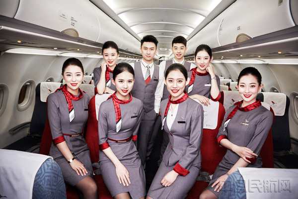 红土航空全新乘务制服发布(组图)