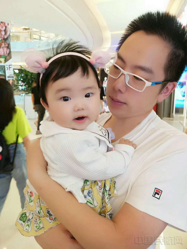 小马哥抱着女儿在等乘务员妈妈回来.jpg 小马哥抱着女儿在等乘务员妈妈回来.jpg