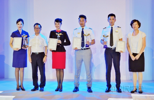 获得2018民航十佳空乘的有:国航的贾芳芳,刘思宇,东航的马伊云,南航的