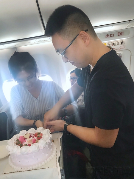 附图2：旅客分享求婚蛋糕.jpg