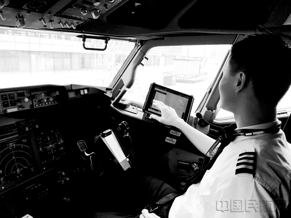 河北航空开启无纸化驾驶舱“新纪元”_副本.jpg