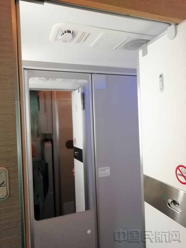 “能推进轮椅的洗手间”可以拆除隔板、方便轮椅旅客.jpg