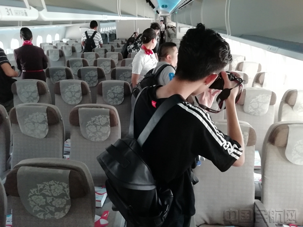 首航旅客中不乏热爱航空的飞友,一上飞机就忙着拍照留念.jpg