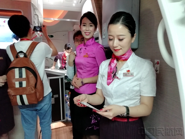 由全国劳模“空嫂”吴尔愉领衔的乘务组,身着各个时期的东上航制服,为旅客迎宾、服务.jpg