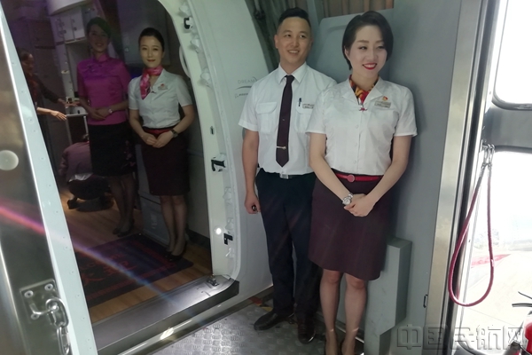 由全国劳模“空嫂”吴尔愉领衔的乘务组,身着各个时期的东上航制服,为旅客迎宾、服务3.jpg
