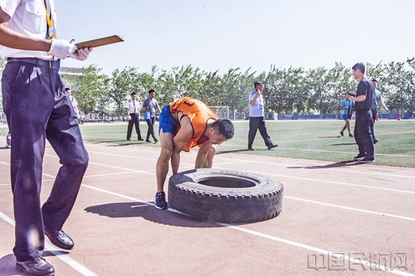 图三 何川国参加比武_副本.jpg 图三 何川国参加比武_副本.jpg