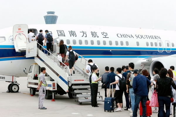 旅客正在登机——凌兴东摄影.jpg 旅客正在登机——凌兴东摄影.jpg