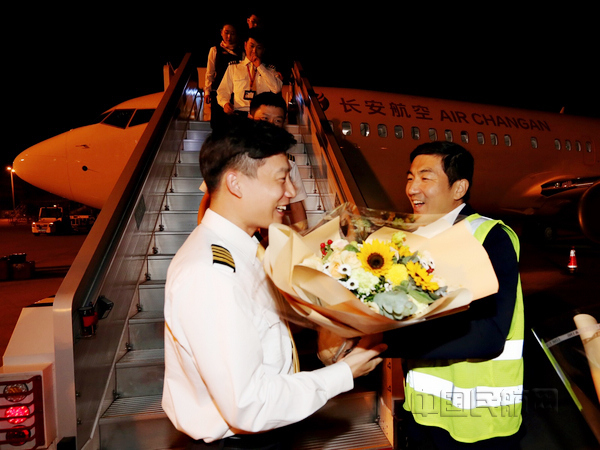 附图1:长安航空干部员工代表欢迎接机机组.jpg 附图1:长安航空干部员工代表欢迎接机机组.jpg