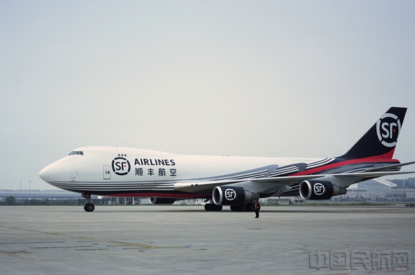 图2-顺丰航空首架B747-400ERF飞抵深圳宝安国际机场 摄影-王睿捷_副本.jpg