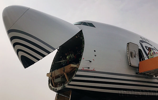 图3-顺丰航空首架B747-400ERF货舱前鼻门开启 摄影-李卓_副本.jpg