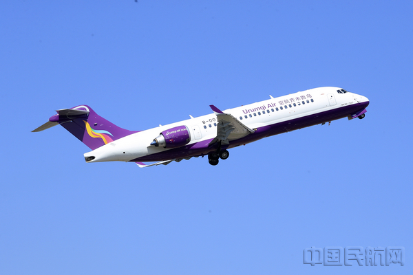 附图2:乌鲁木齐航空涂装ARJ21飞行演示现场.jpg 附图2:乌鲁木齐航空涂装ARJ21飞行演示现场.jpg