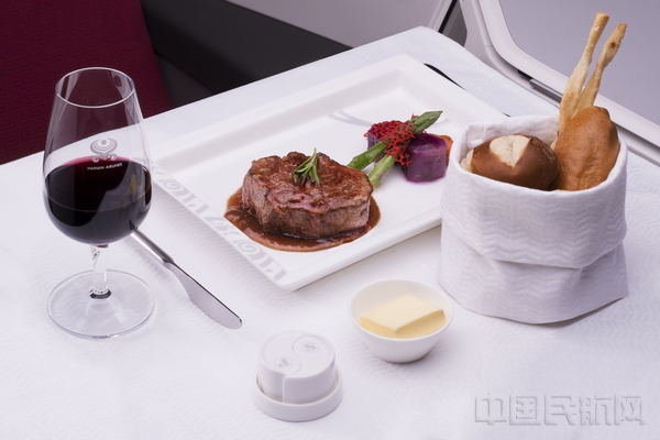 附图2:海南航空联合米其林餐厅打造的精品机上餐饮.jpg 附图2:海南航空联合米其林餐厅打造的精品机上餐饮.jpg