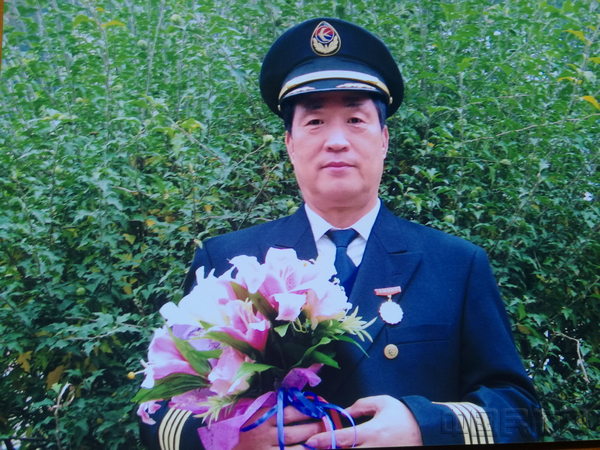 2005年赵斌被授予民航功勋飞行员.jpg 2005年赵斌被授予民航功勋飞行员.jpg