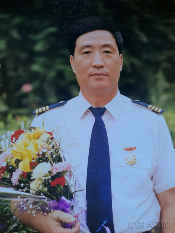 2005年赵斌被授予民航功勋飞行员 (2).jpg 2005年赵斌被授予民航功勋飞行员 (2).jpg