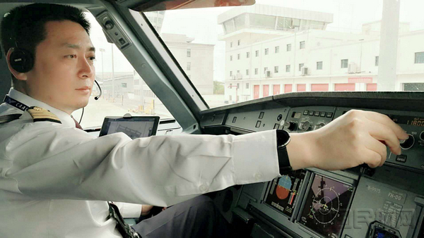 机长、教员赵磊 (3).jpg 机长、教员赵磊 (3).jpg