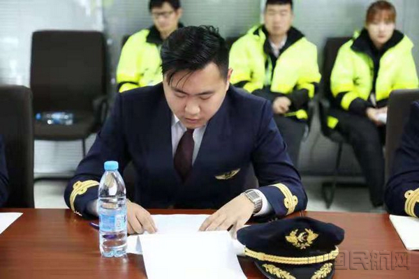 飞行员交流发言.jpg 飞行员交流发言.jpg