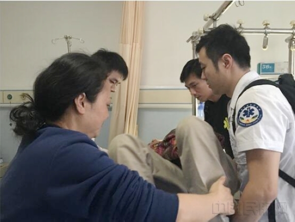 医护人员和家属合力将病人转移担架上.jpg 医护人员和家属合力将病人转移担架上.jpg