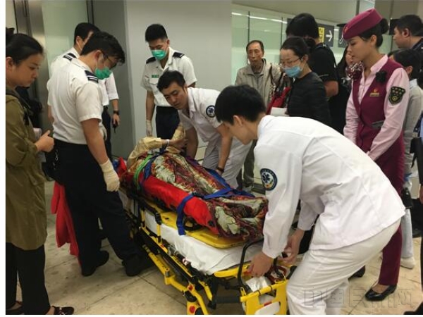 在西九龙站与香港999医护人员对接.jpg 在西九龙站与香港999医护人员对接.jpg