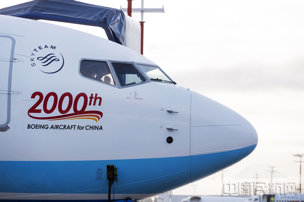 这架飞机的涂装特别增加了“2000th BOEING AIRCRAFT for CHINA”的纪念标识。.jpg