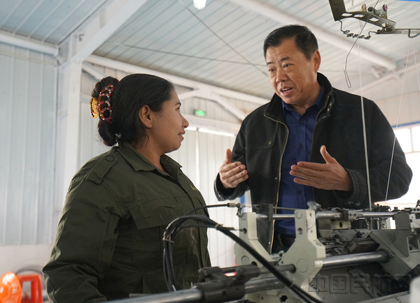 南航驻皮西乡总领队冯月军与女员工交流学习心得—安韵婷.jpg 南航驻皮西乡总领队冯月军与女员工交流学习心得—安韵婷.jpg