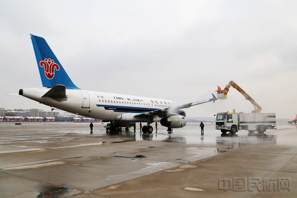 时晨 摄影 南航机务人员正在为一架空客A319飞机进行除冰.jpg