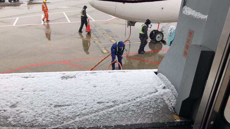 东航员工在初雪来临时开展除防冰工作.jpg