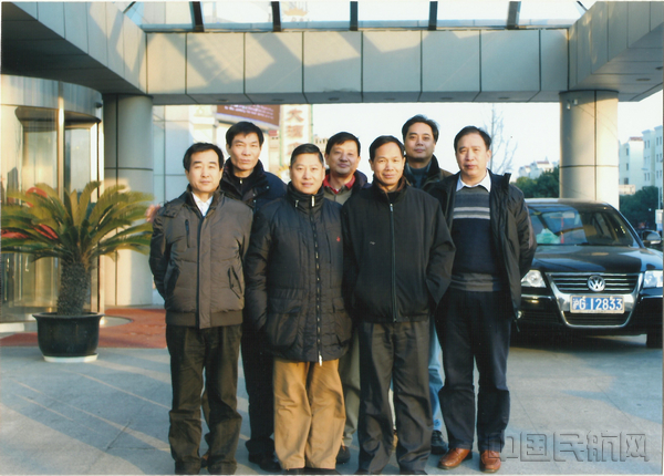 东航最早一批空保合影.jpg 东航最早一批空保合影.jpg