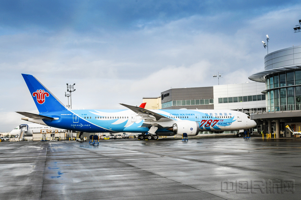 第787架787梦想飞机交付中国南方航空公司,该架飞机在机身显著位置喷绘了“波音第787架787”的字样.jpg 第787架787梦想飞机交付中国南方航空公司,该架飞机在机身显著位置喷绘了“波音第787架787”的字样.jpg