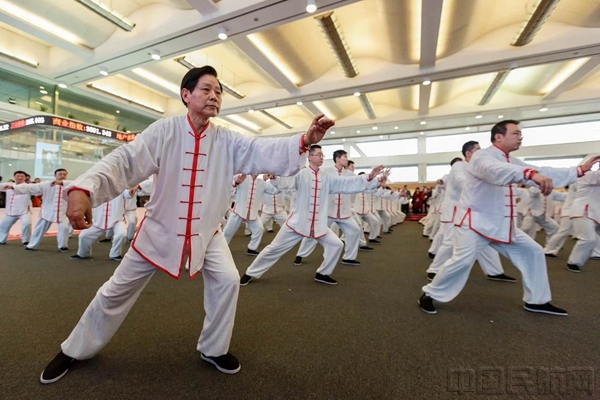 王正华带领春秋团队用太极拳迎接春秋在上交所上市_副本.jpg