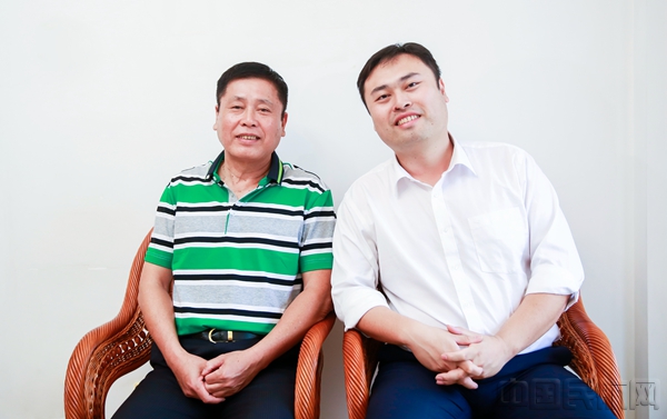 王天成父子合影。(贺晟 摄)_副本.jpg