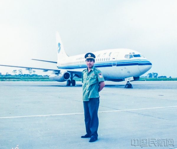 1994年王天成穿着警服在厦航上班。_副本.jpg