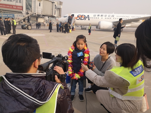 搭乘山航“全国质量奖号”飞机的陈兰鑫小朋友成为“首航有礼”幸运旅客 宋鸿杰摄.jpg 搭乘山航“全国质量奖号”飞机的陈兰鑫小朋友成为“首航有礼”幸运旅客 宋鸿杰摄.jpg