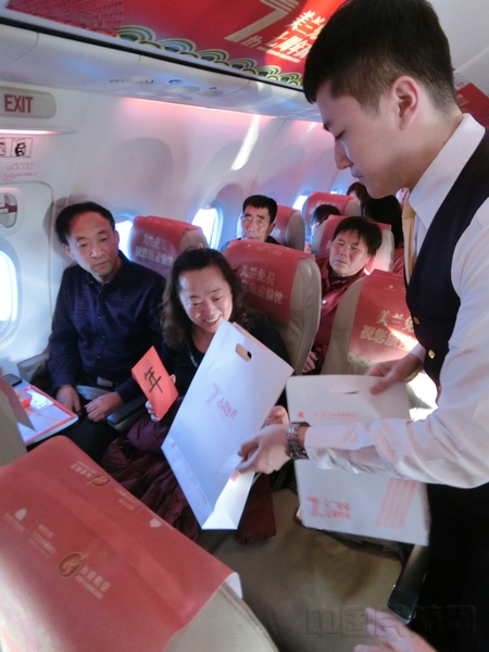 附图2:乘务员派发礼物.jpg 附图2:乘务员派发礼物.jpg