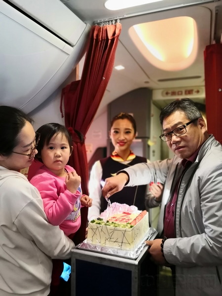附图4:分享并品尝蛋糕.jpg 附图4:分享并品尝蛋糕.jpg