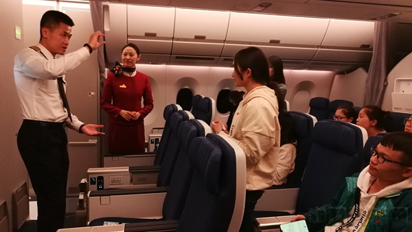 万米高空的中航蓝天课堂_副本.jpg