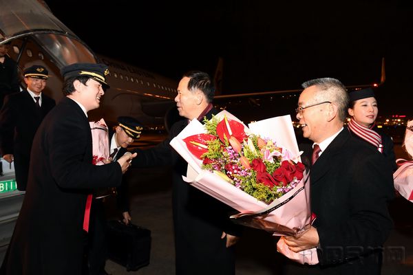 2018年12月31日晚,东航集团董事长、党组书记刘绍勇,东航集团总经理、党组副书记马须伦前往虹桥机场,迎接执行任务归来的机组,共同庆祝2018年航班运输生产任务圆满完成。_调整大小.jpg 2018年12月31日晚,东航集团董事长、党组书记刘绍勇,东航集团总经理、党组副书记马须伦前往虹桥机场,迎接执行任务归来的机组,共同庆祝2018年航班运输生产任务圆满完成。_调整大小.jpg